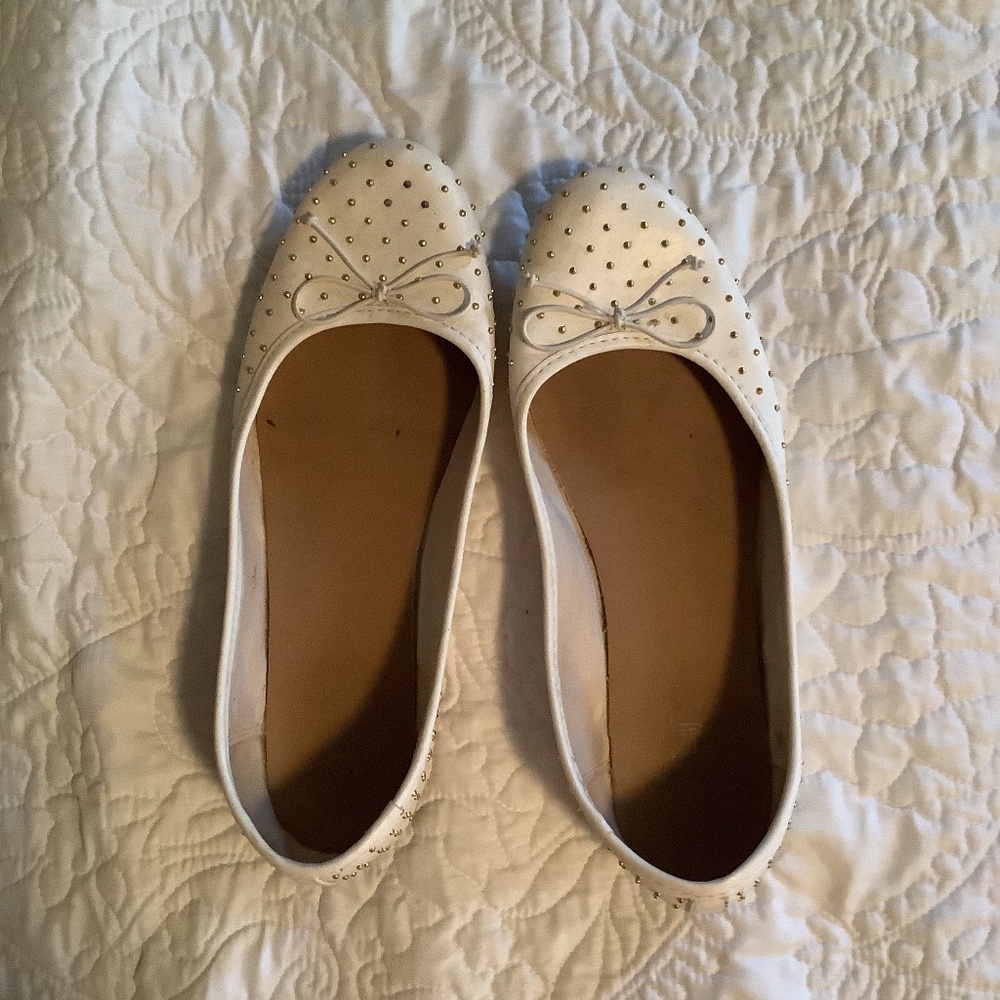 White flats 🥿